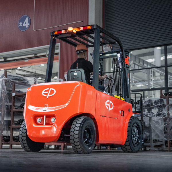Chariot élévateur au lithium 4 roues tout-terrain 3000 kg avec batteries amovibles EFL302X4 – Image 9